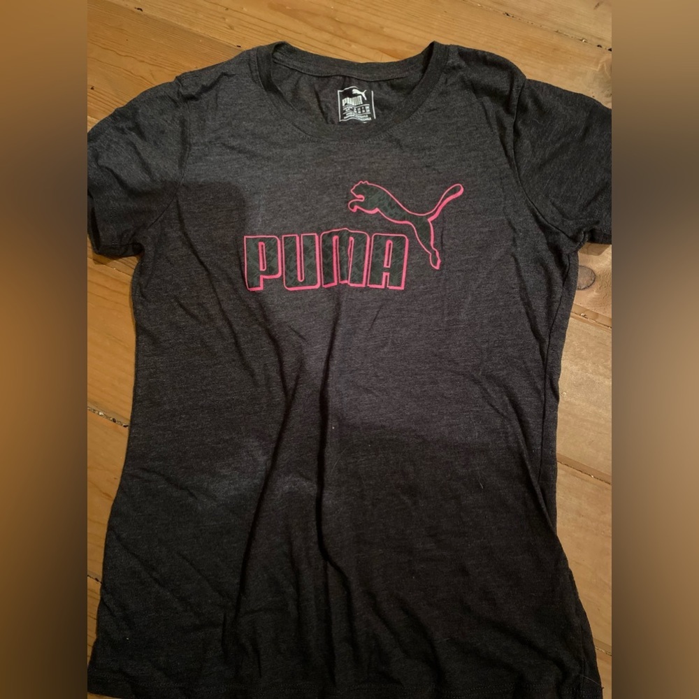 Juniors Puma T-shirt- size small​-GUC